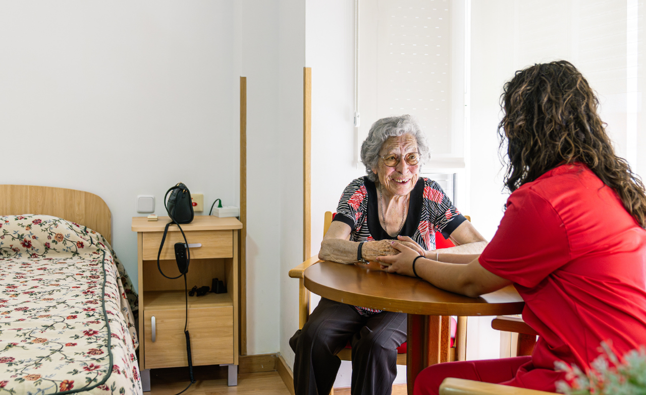 Cât câștigă o îngrijitoare de seniori în Germania? De ce depinde tariful unui caz?