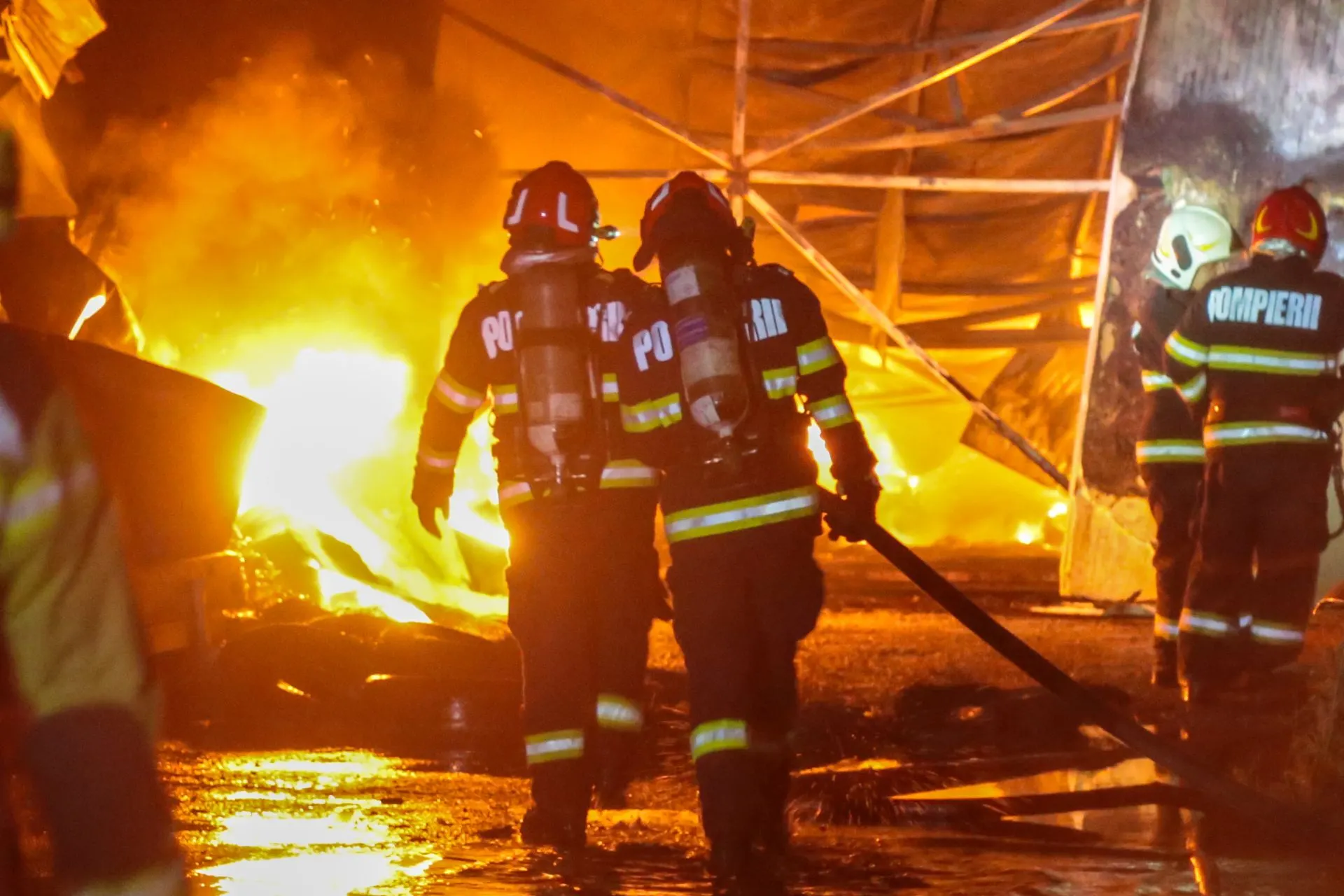 Dobroești: incendiu la garaj și două acoperișuri, șase autospeciale
